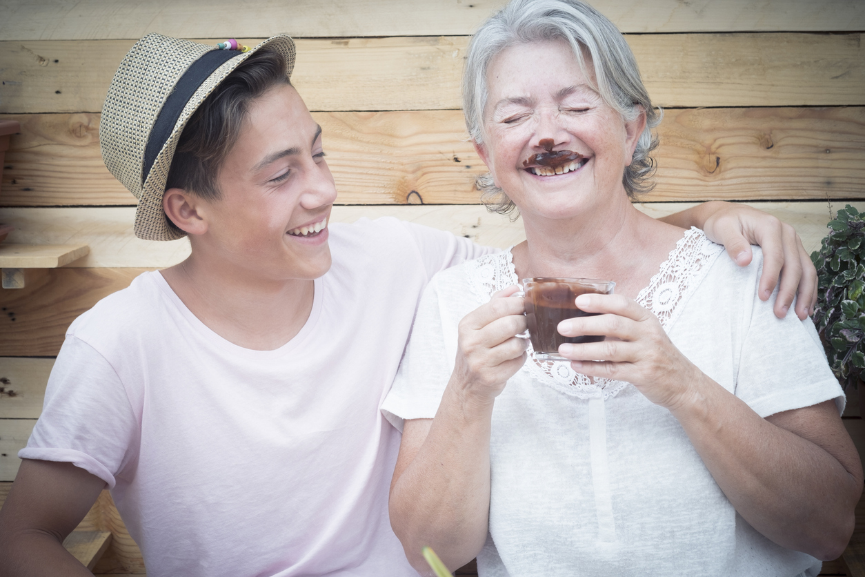 oma en kleinzoon maken plezier