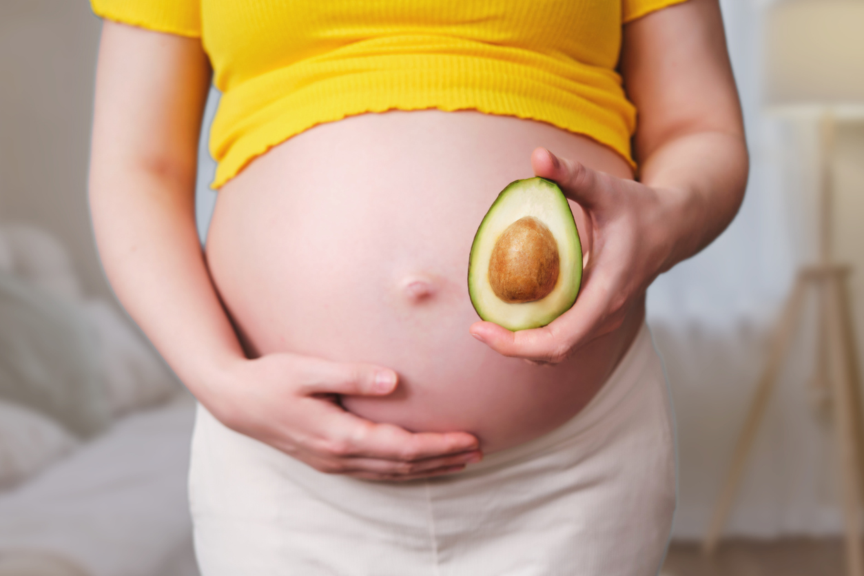 zwangere vrouw met avocado
