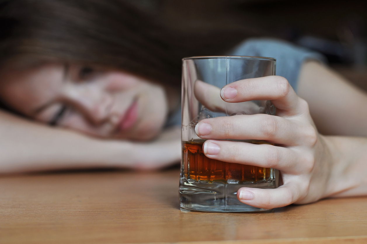 spiking tiener uitgaan dronken 