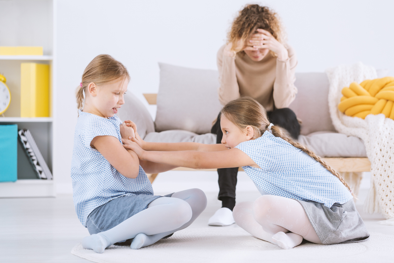 meisjes vechten, mama is het moe
