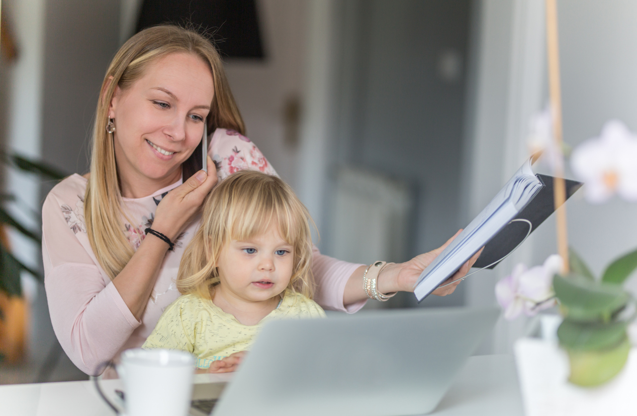 thuiswerkende mama met dochter