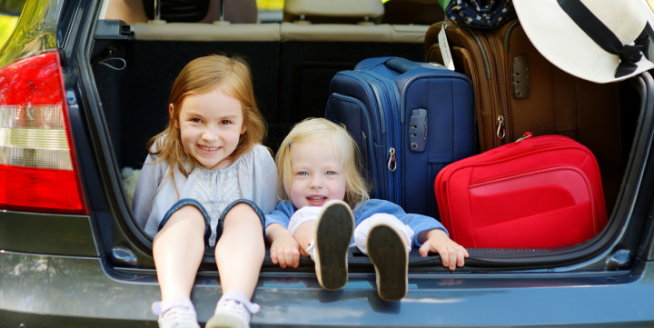 kinderen in de koffer van een auto