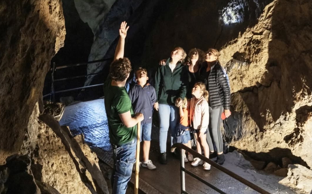 Gezin geniet van uitstap in de grotten van Remouchamps