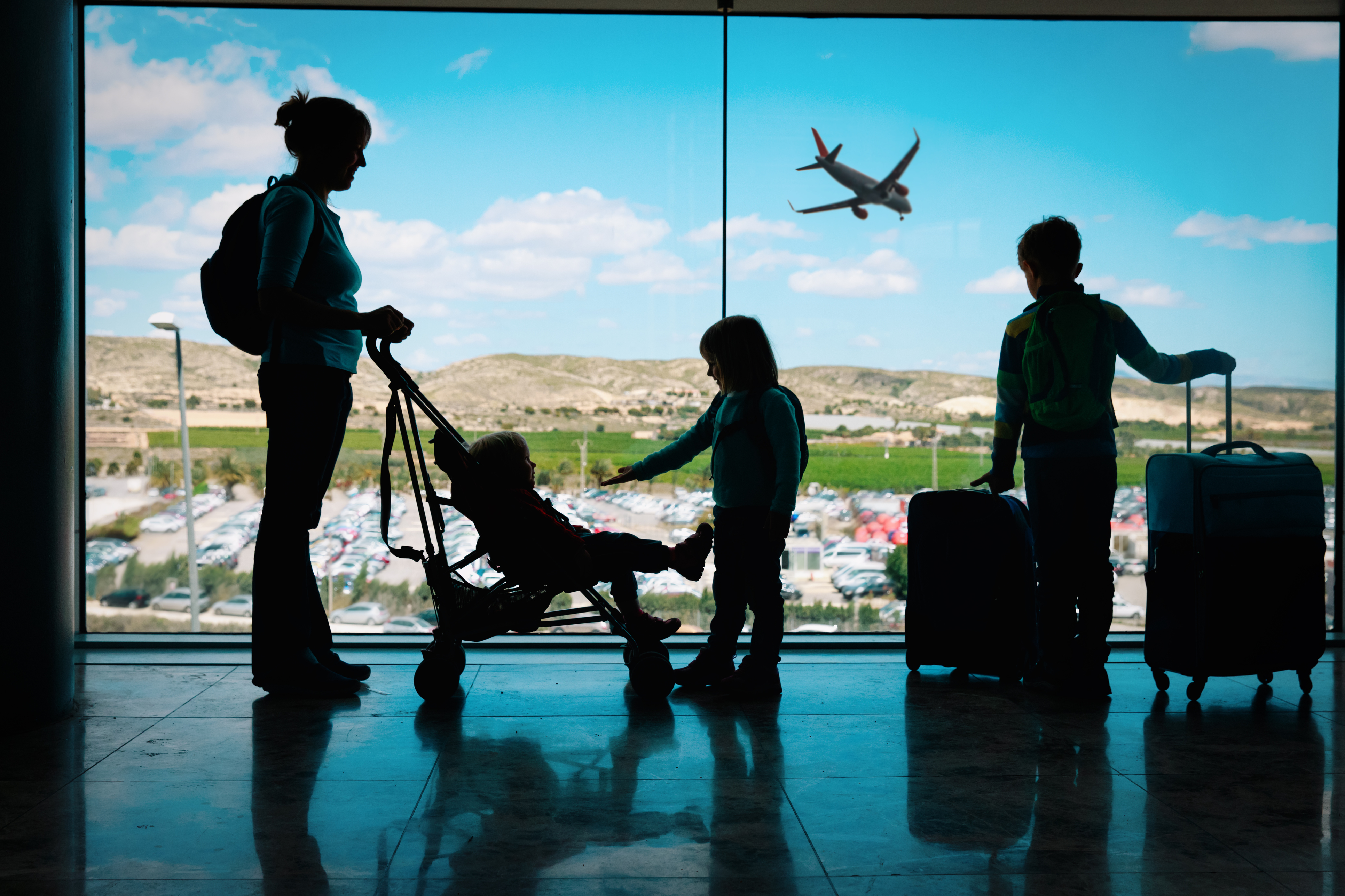 mama met 3 kinderen op de luchthaven