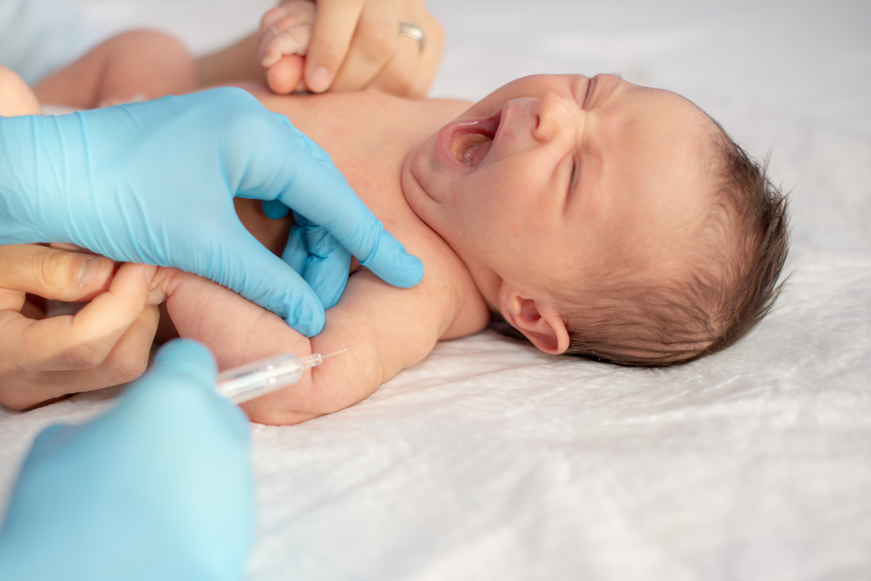 baby krijgt vaccinatie
