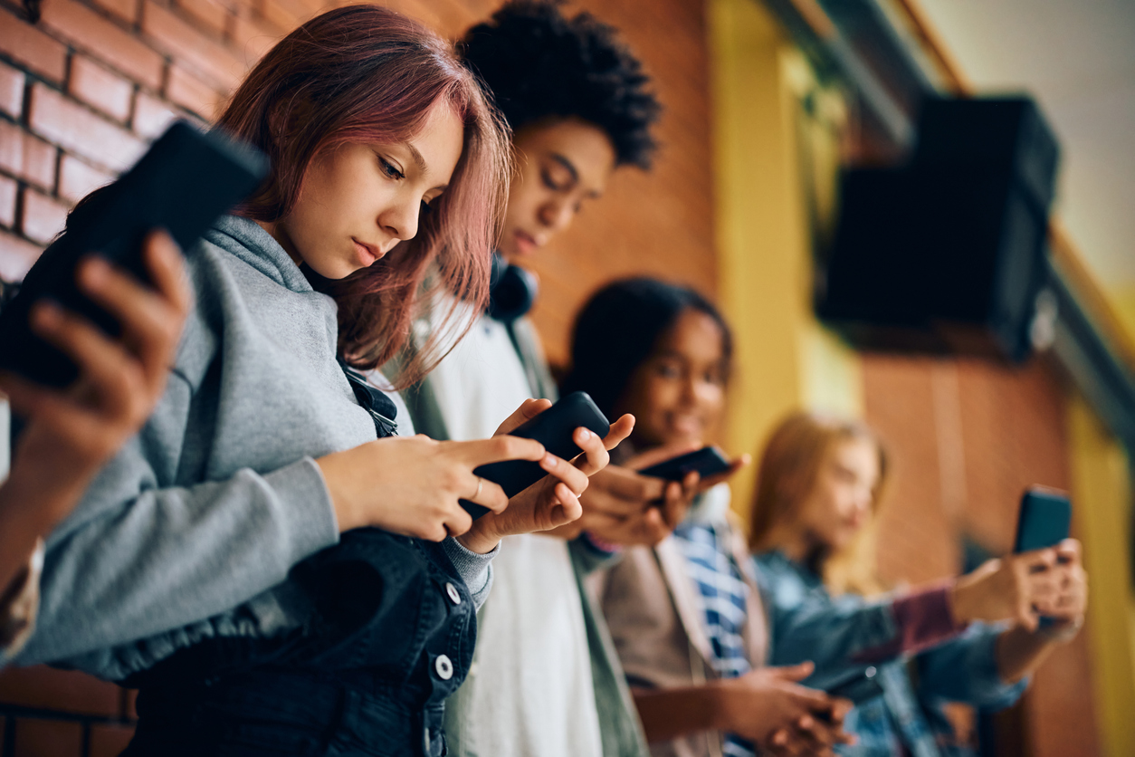 tieners op smartphone