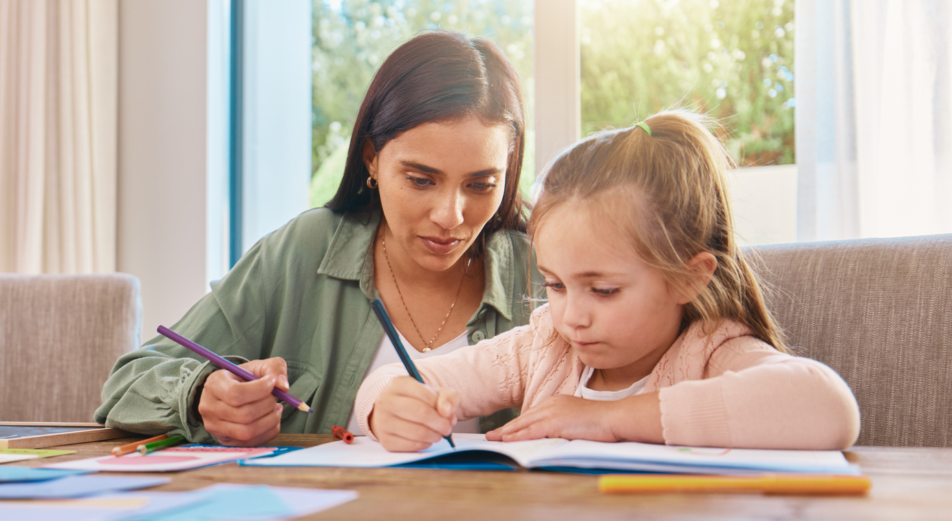 meisje krijgt thuisonderwijs