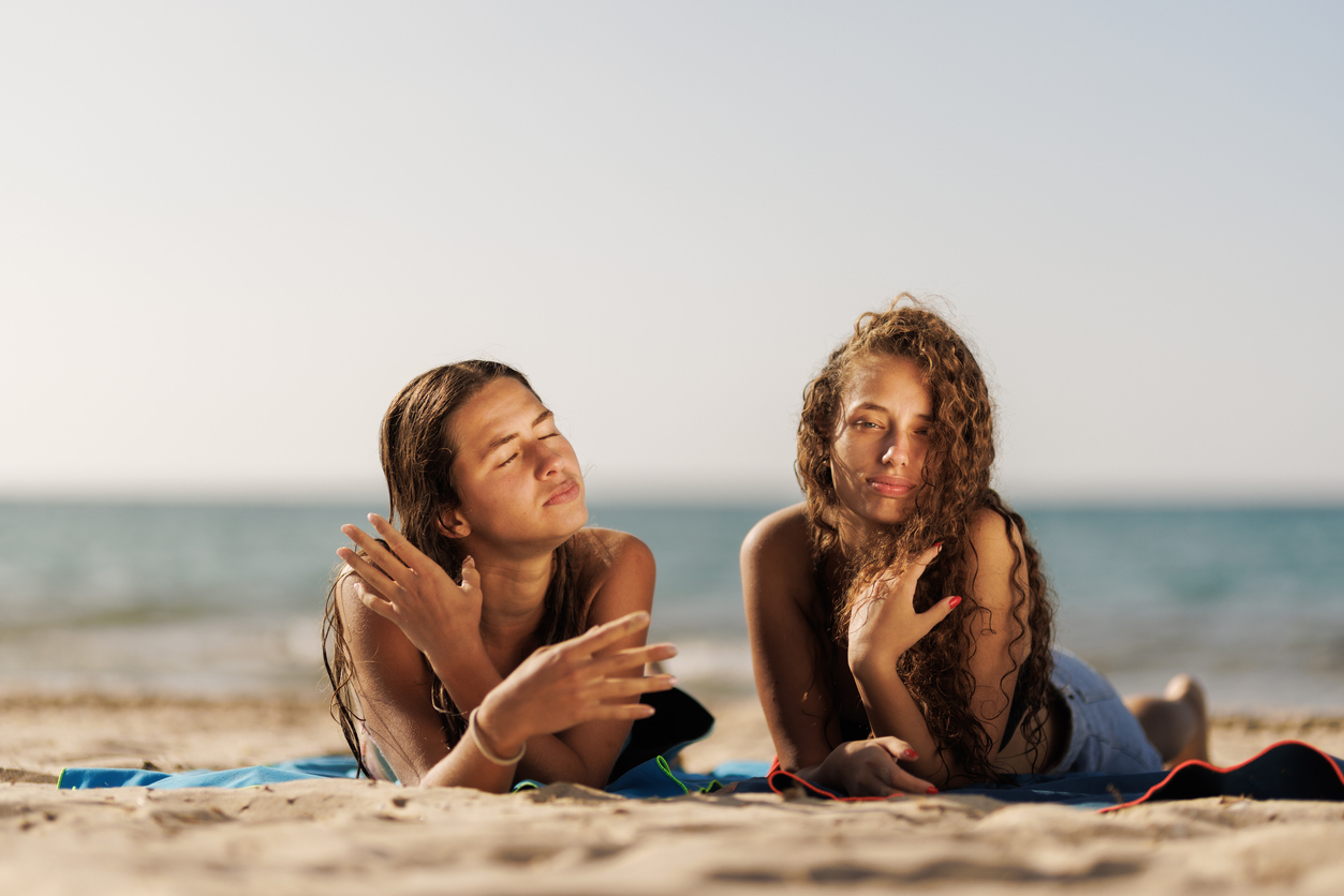 tieners in de zon 
