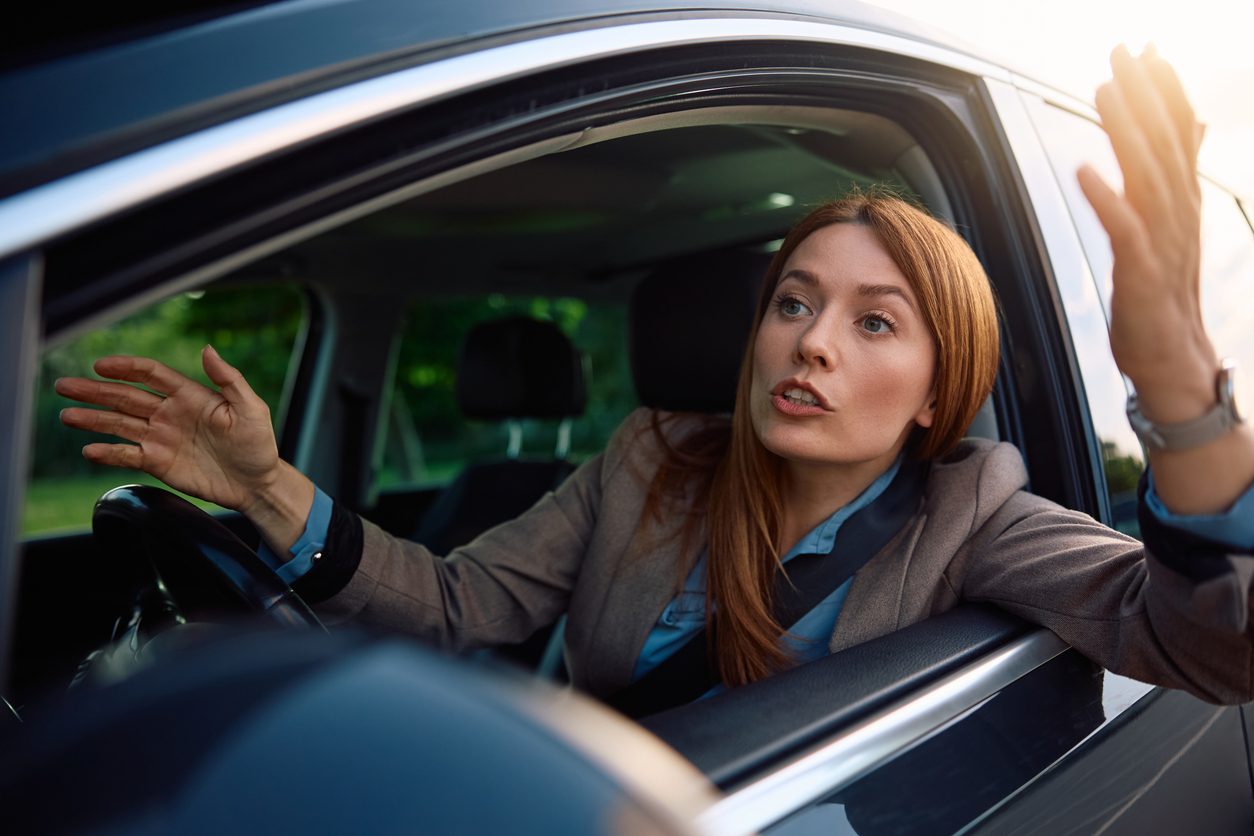 mama in auto is te laat voor de opvang