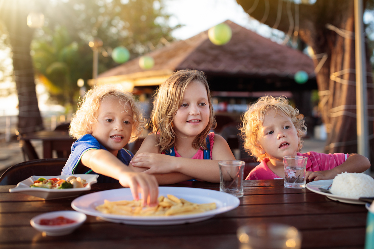 kinderen in restaurant