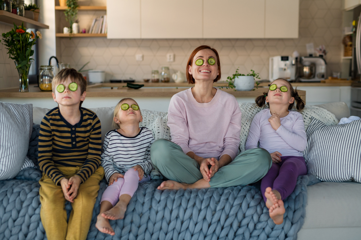 mama met drie kinderen houden een zen-momentje