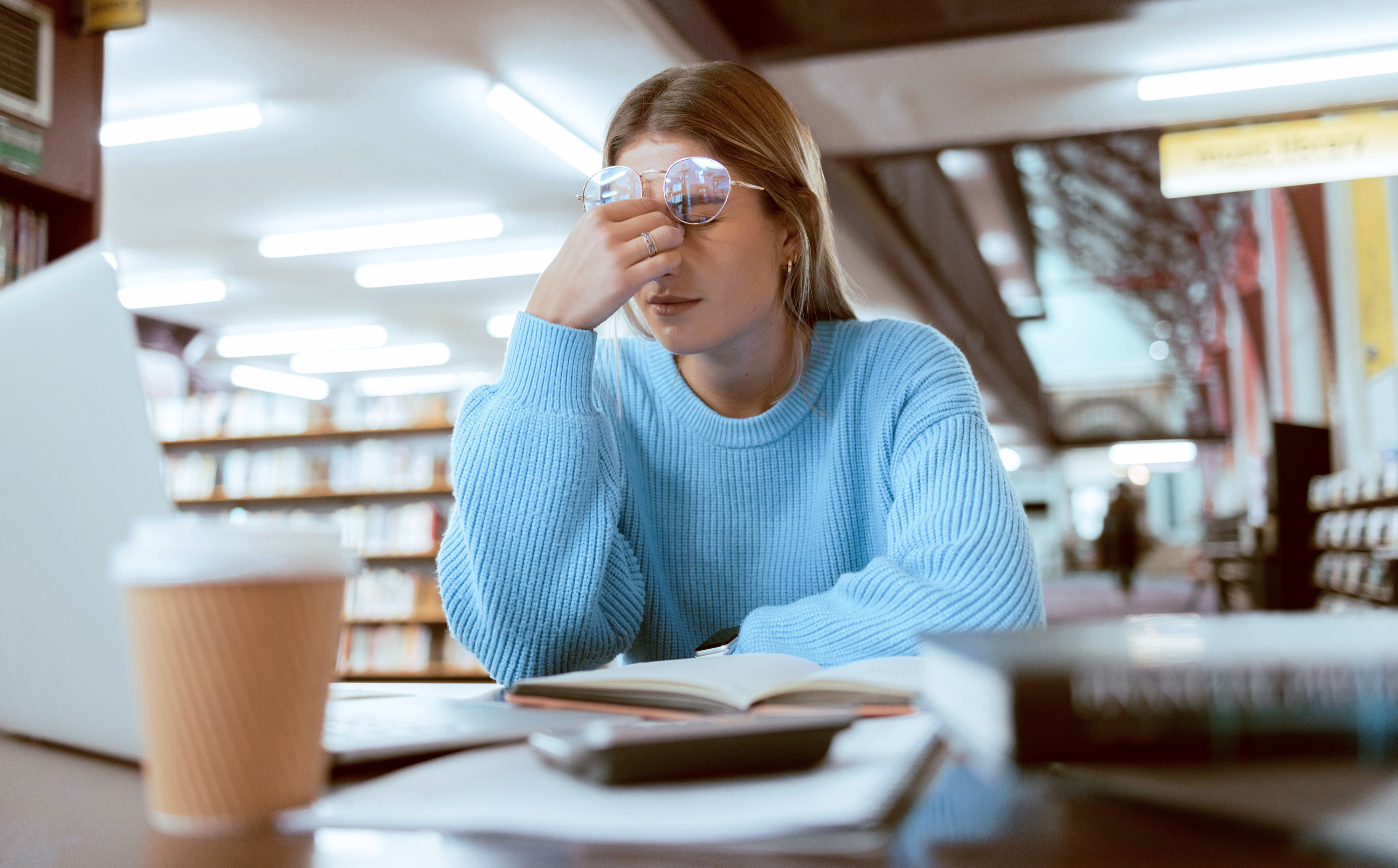 vermoeide tiener tijdens de voorbereiding van een mondeling examen