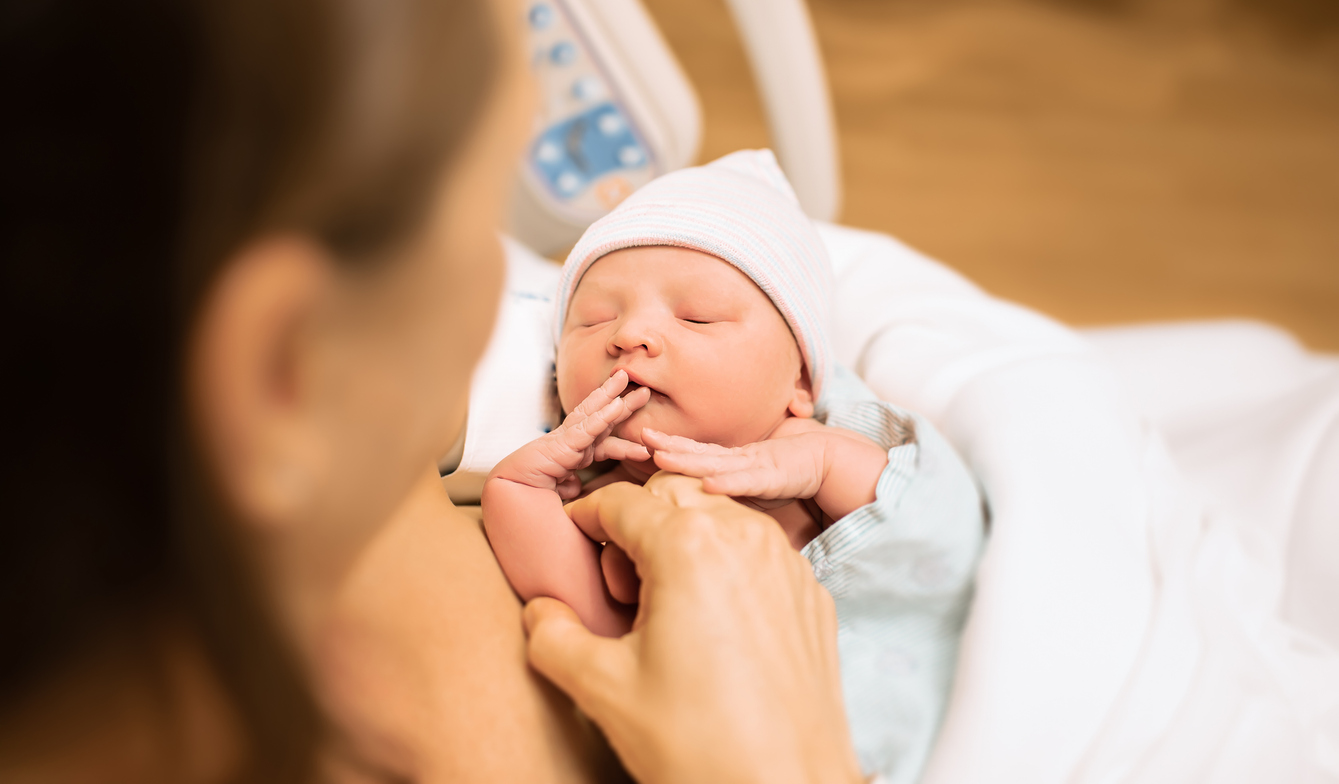 mama met newborn baby
