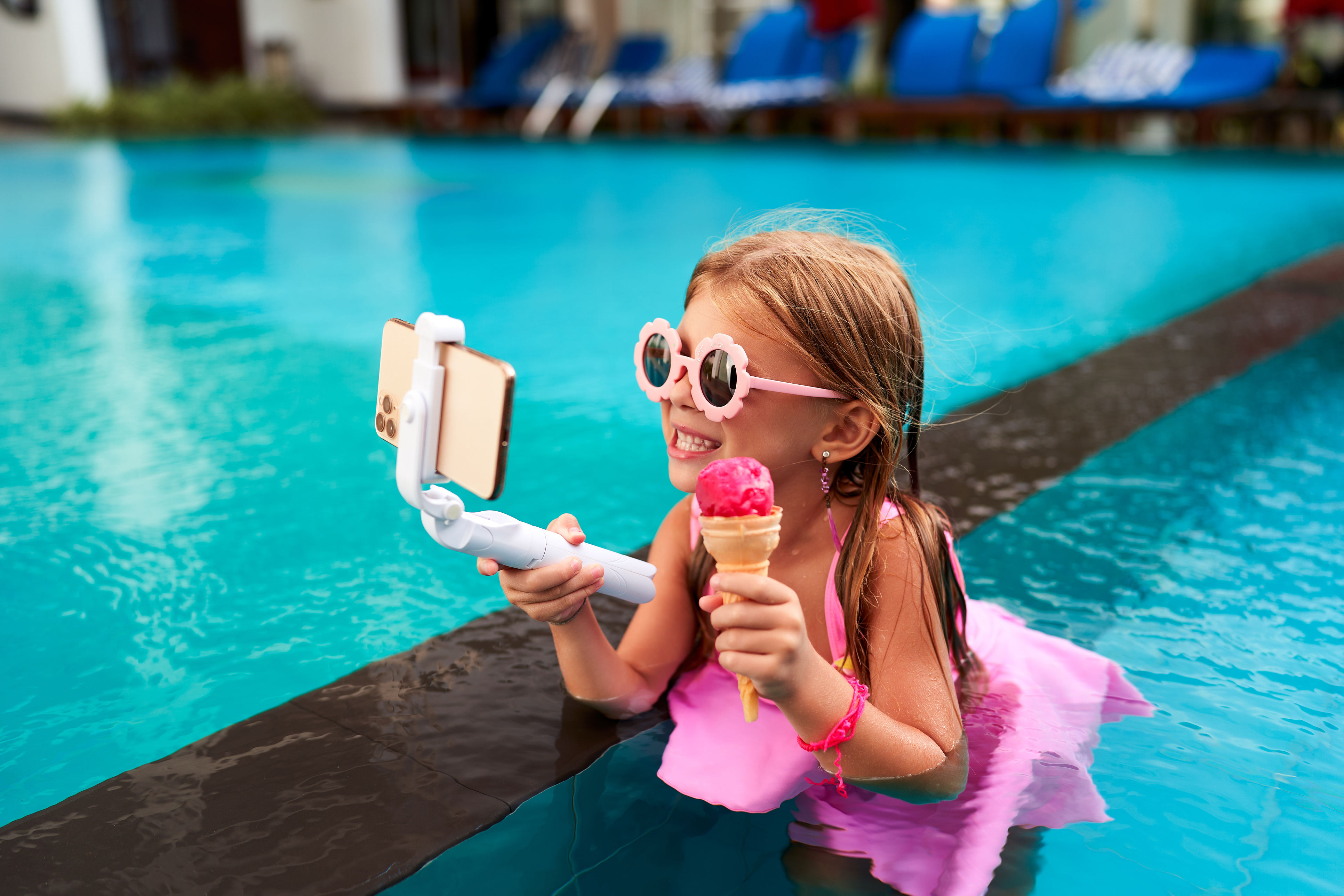 meisje filmt zich met smartphone en selfiestick