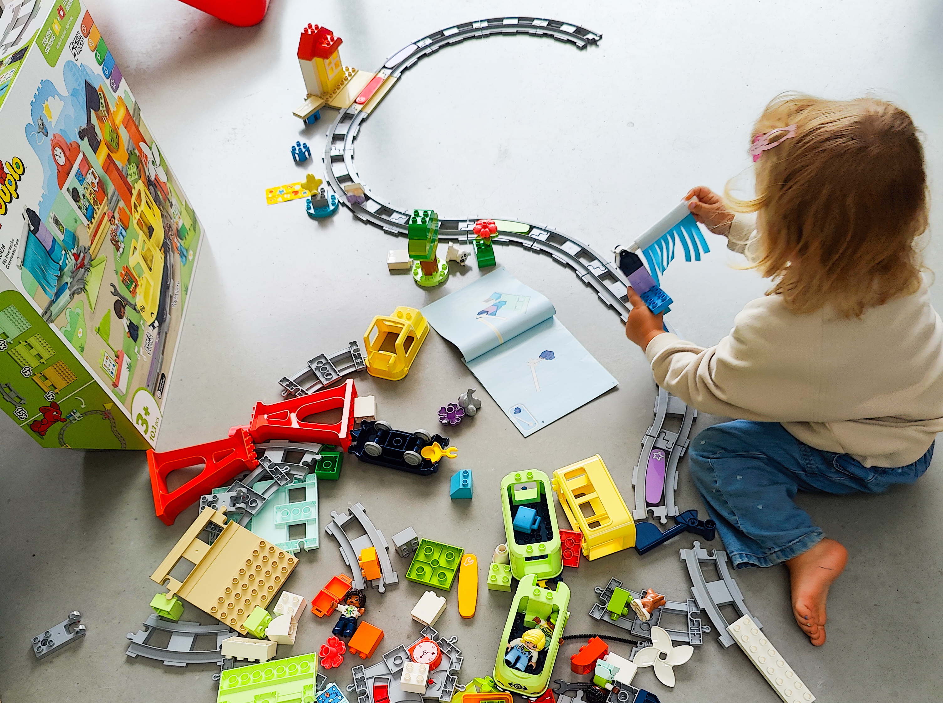 meisje speelt met LEGO® DUPLO® treinset