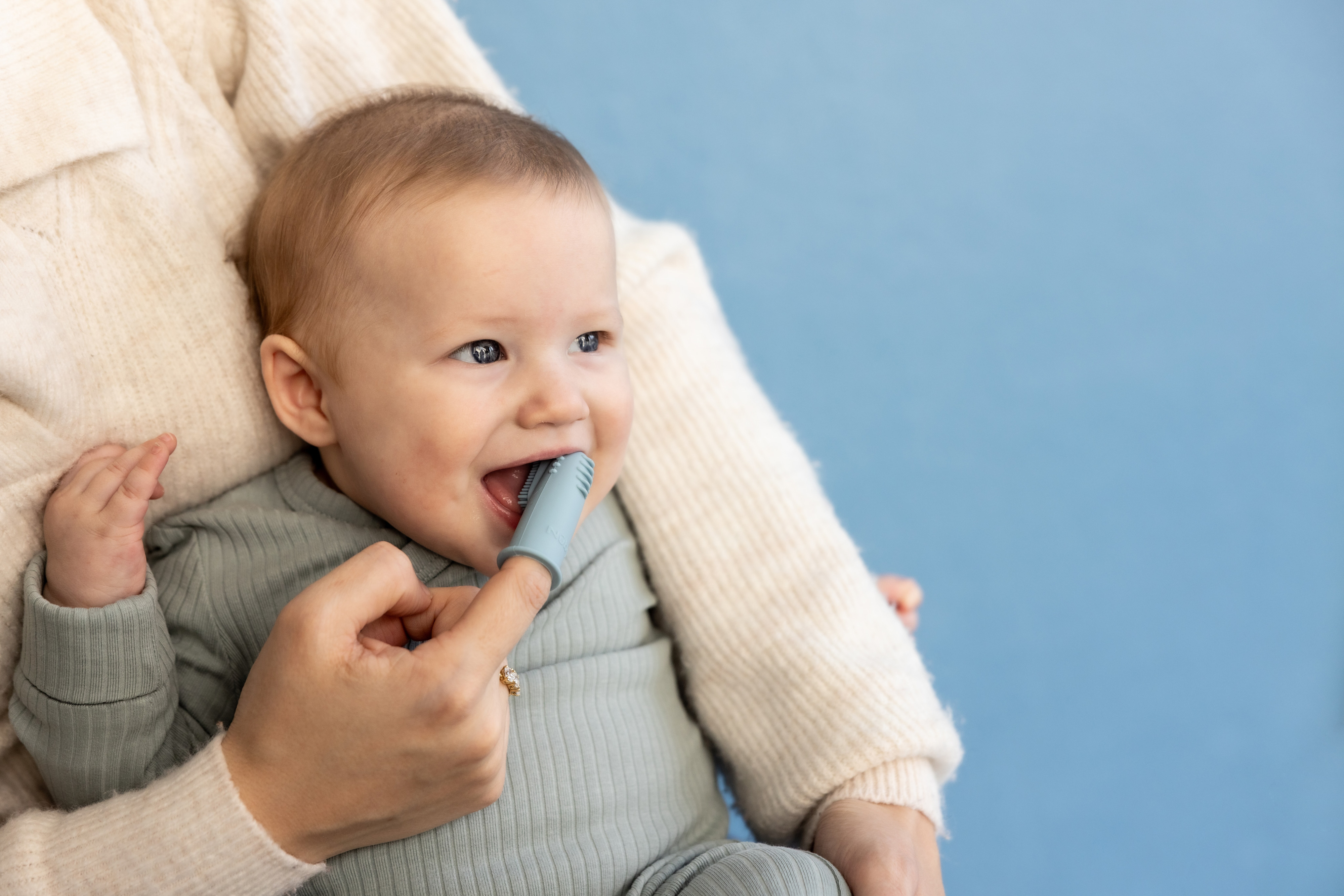 baby met doorkomende tandjes