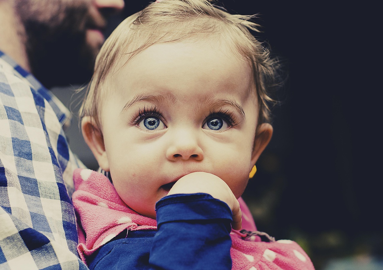 baby op vuistje knabbelen