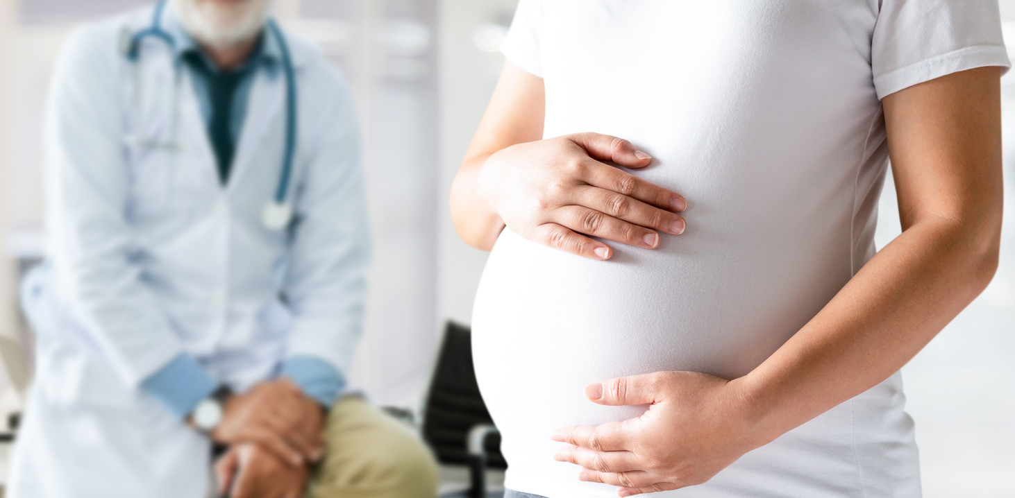 zwangere vrouw bij dokter