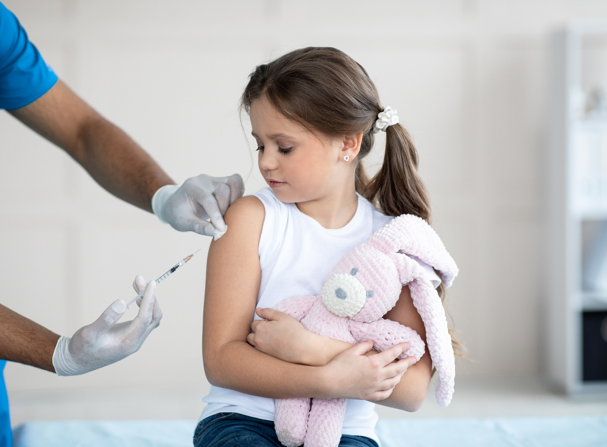 meisje krijgt vaccin
