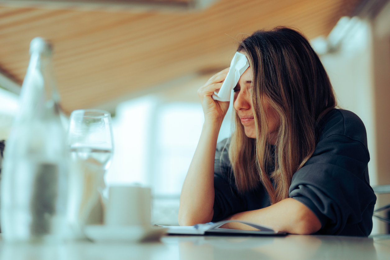 vrouw met opvliegers