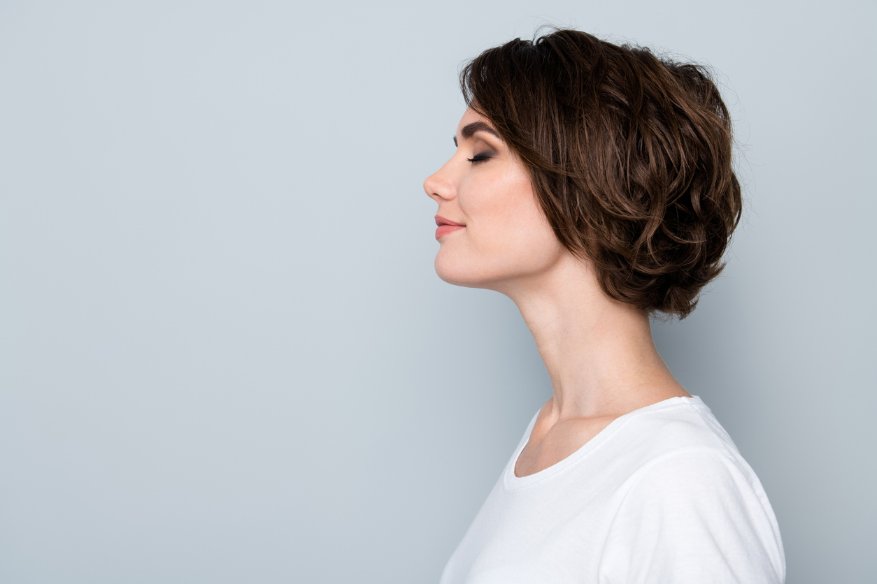 vrouw ruikt
