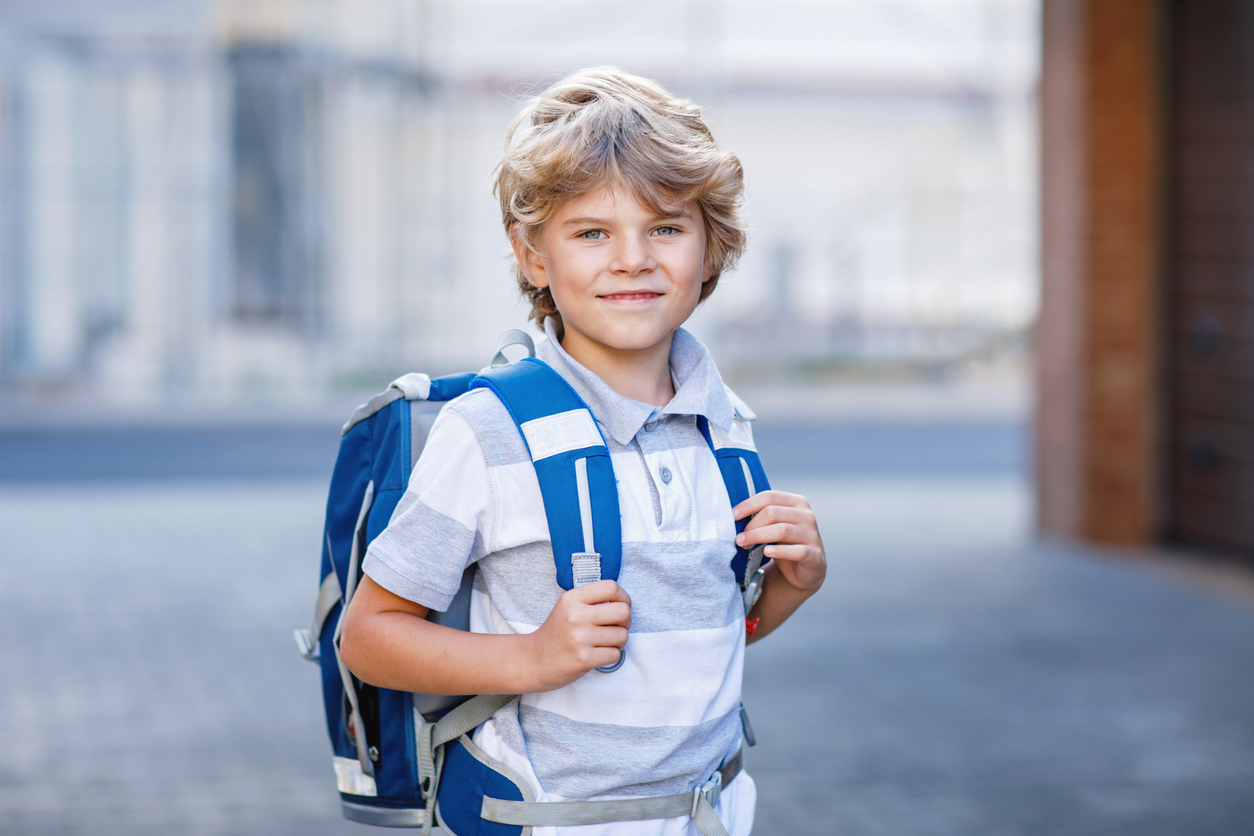 jongetje eerste leerjaar terug naar school