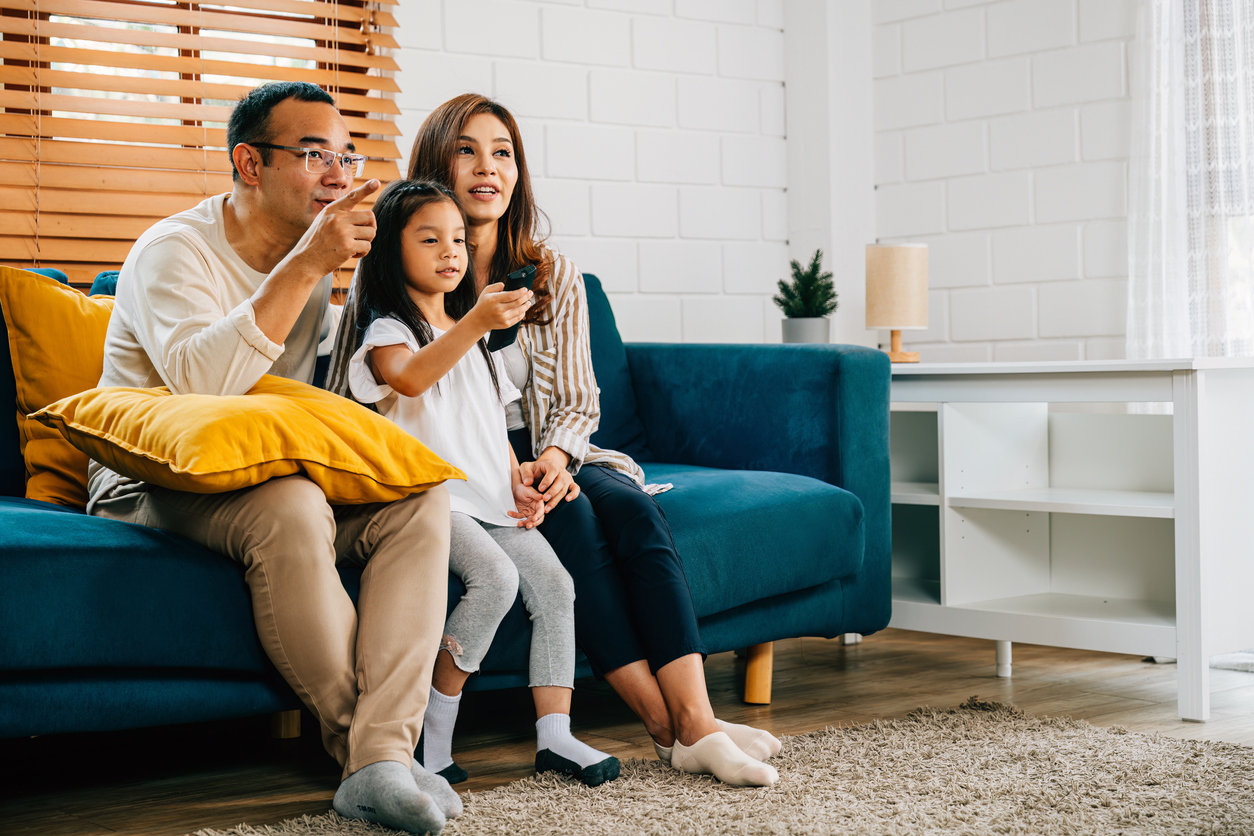 kind en ouders voor televisie