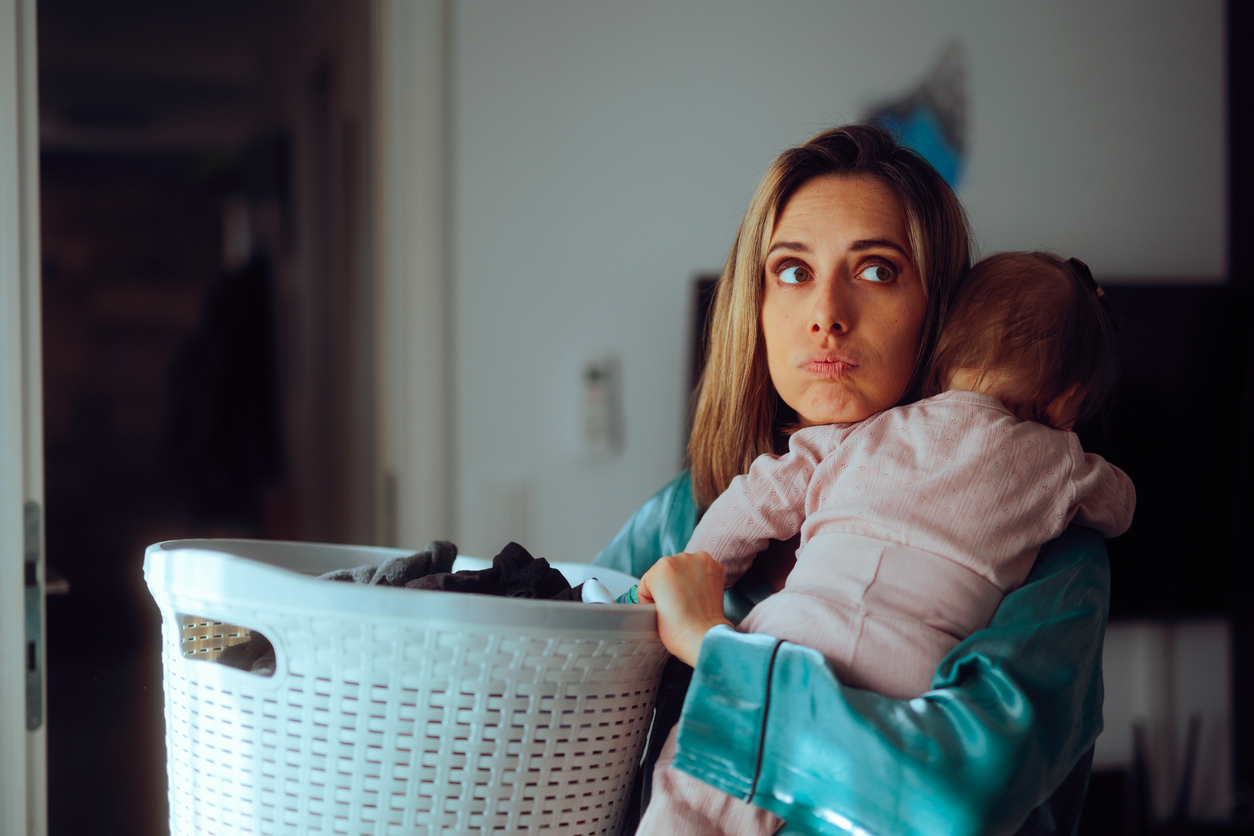 mama met baby en wasmand