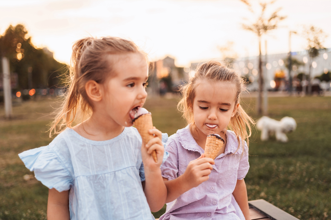meisjes eten ijsje