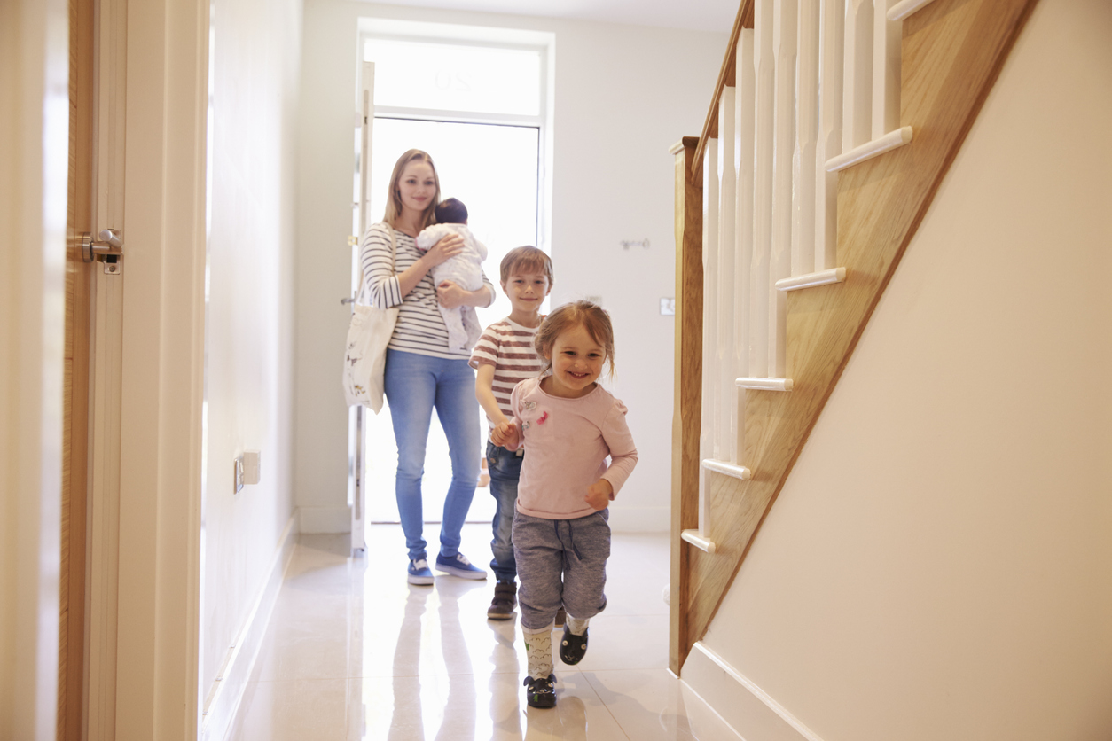mama met baby en twee kinderen