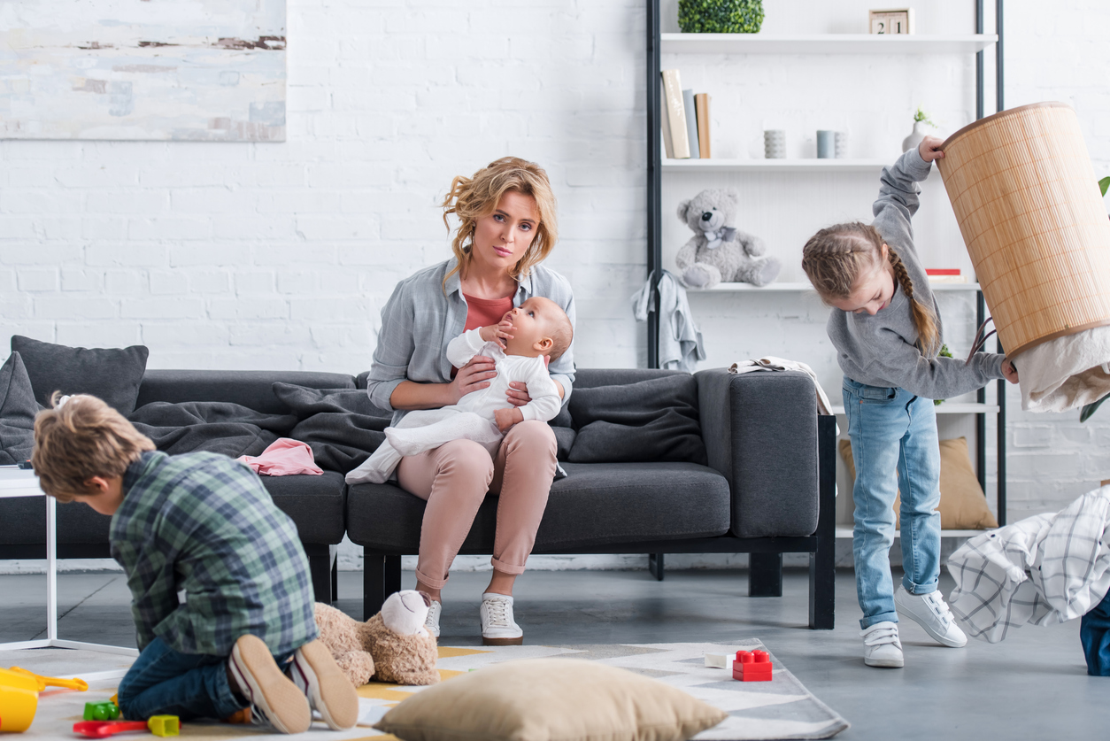 Gestresseerde mama met kinderen