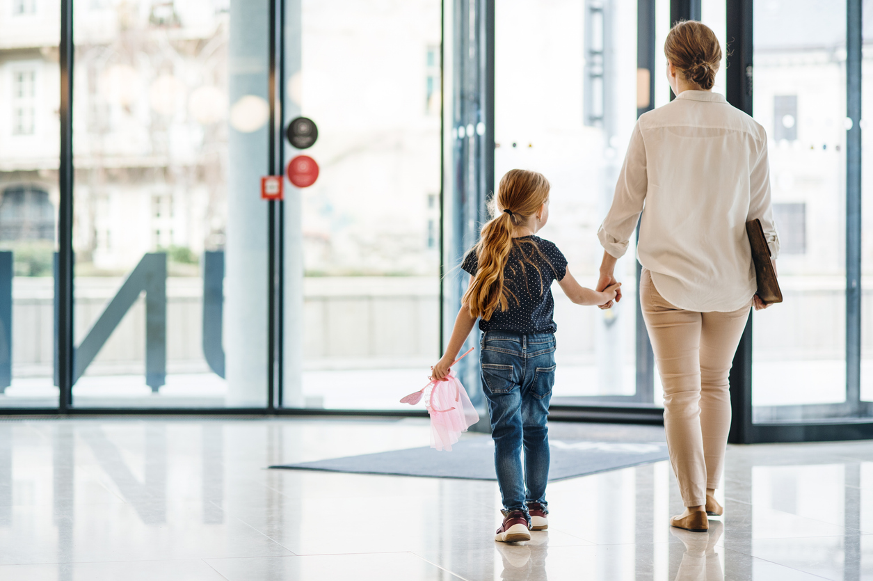 vrouw verlaat het werk met meisje