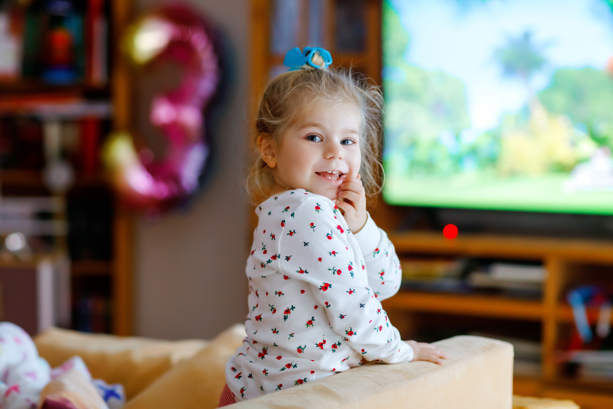 peuter kijkt televisie