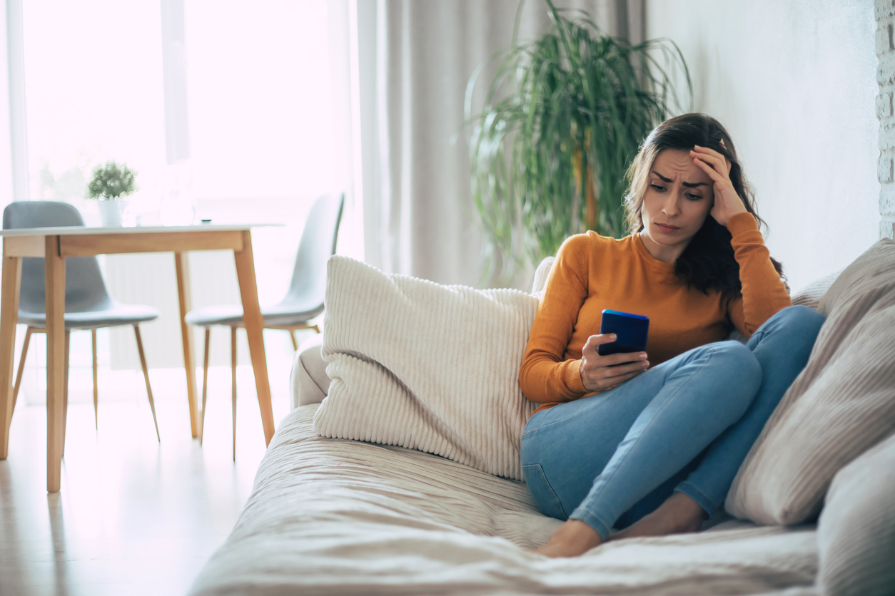 mama checkt de gsm van haar tiener