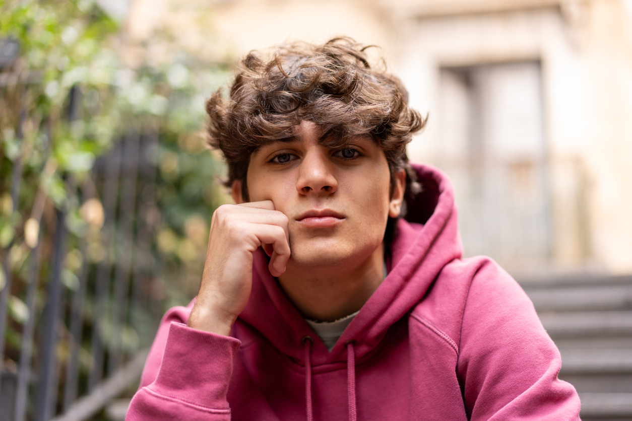 jongen peinzend