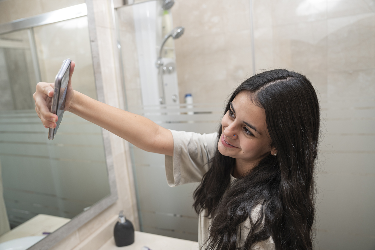 tienermeisje maakt selfie in badkamer