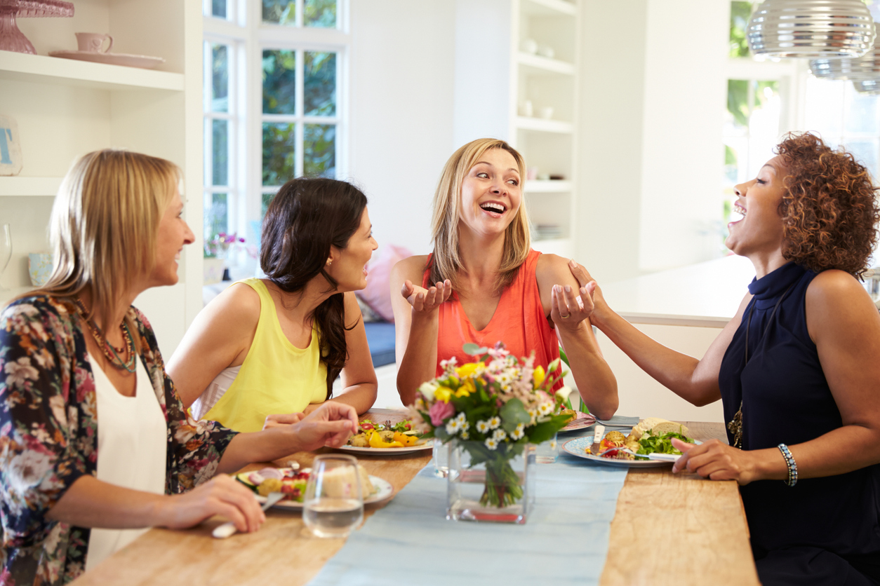 vier vriendinnen aan tafel
