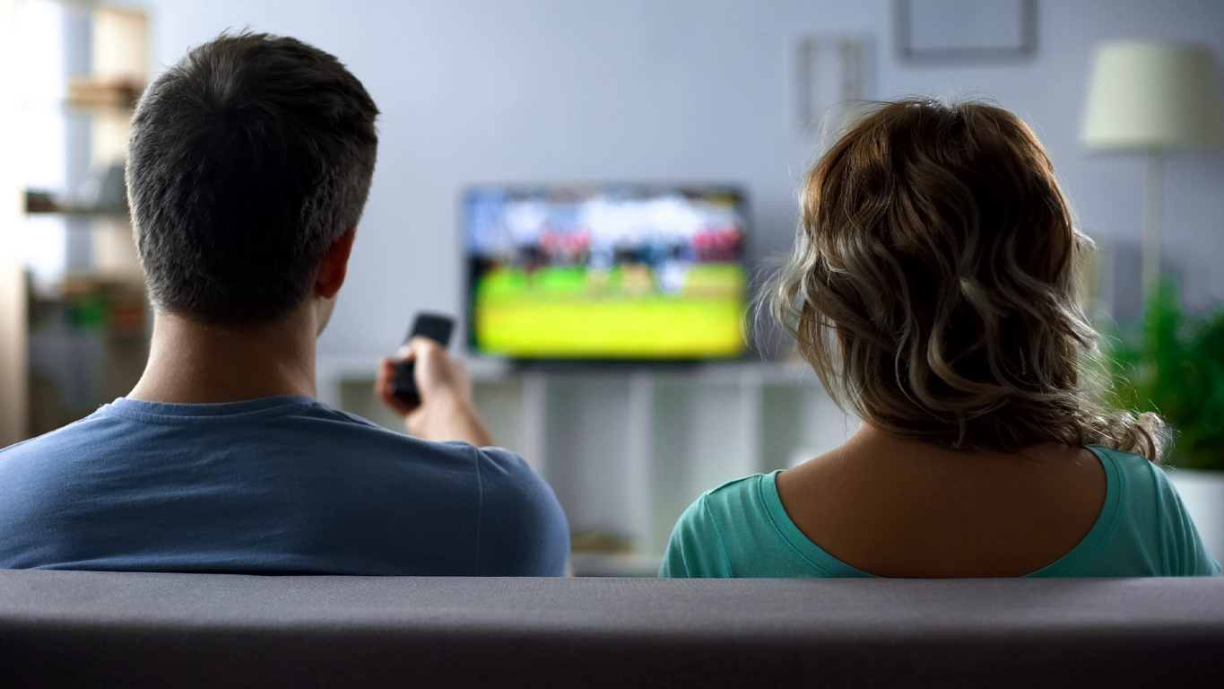 koppel kijkt samen tv