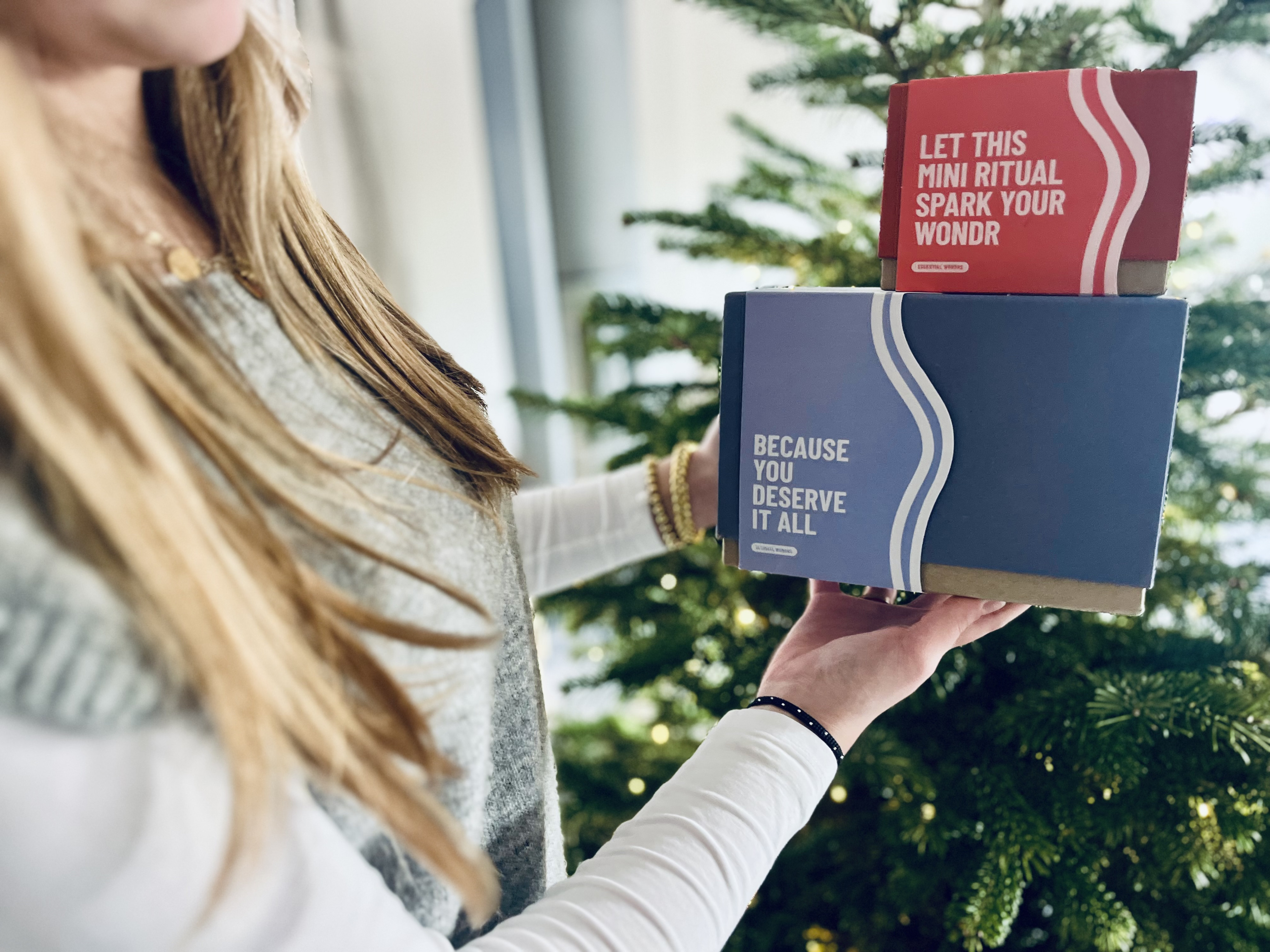 meisje houdt twee boxen van Wondr vast