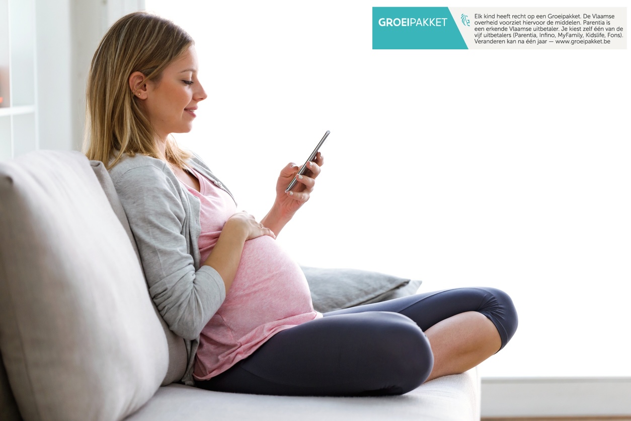 Zwangere mama met Parentia app
