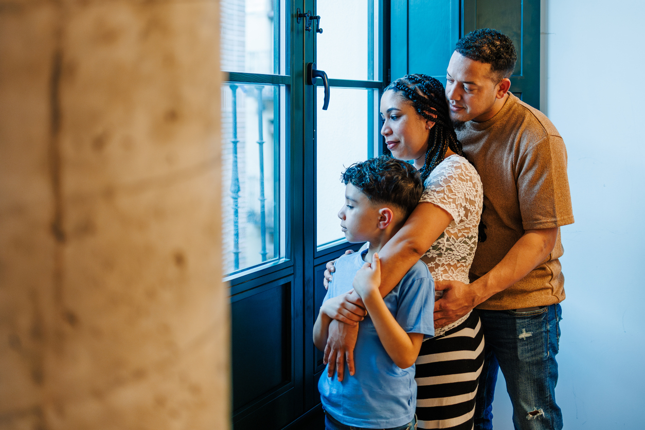 koppel kijkt uit raam