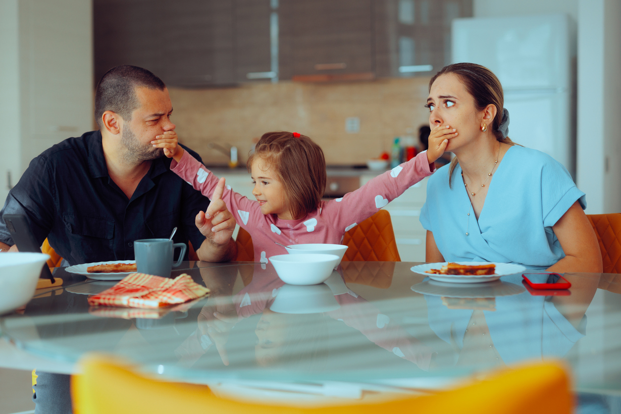 Kind komt tussen ruzie van de ouders