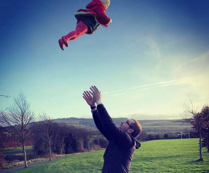 Papa gooit dochtertje in de lucht