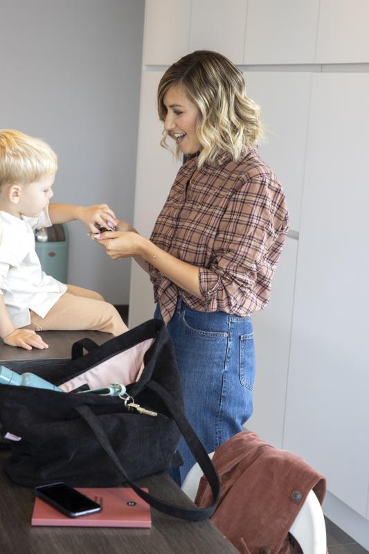 Mama en kleuter in de keuken