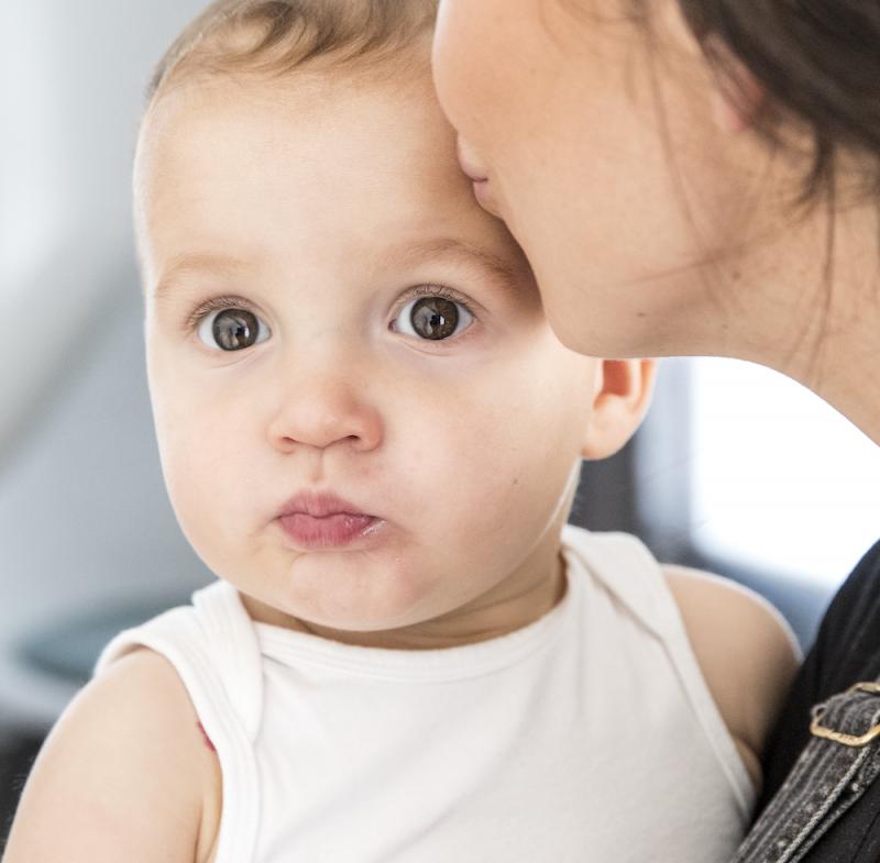 Baby op de arm van mama