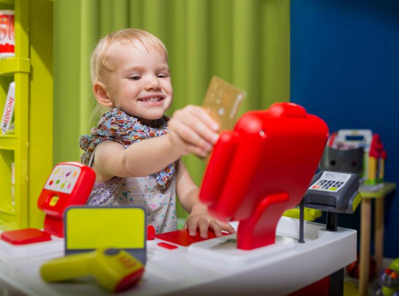 kind speelt winkeltje