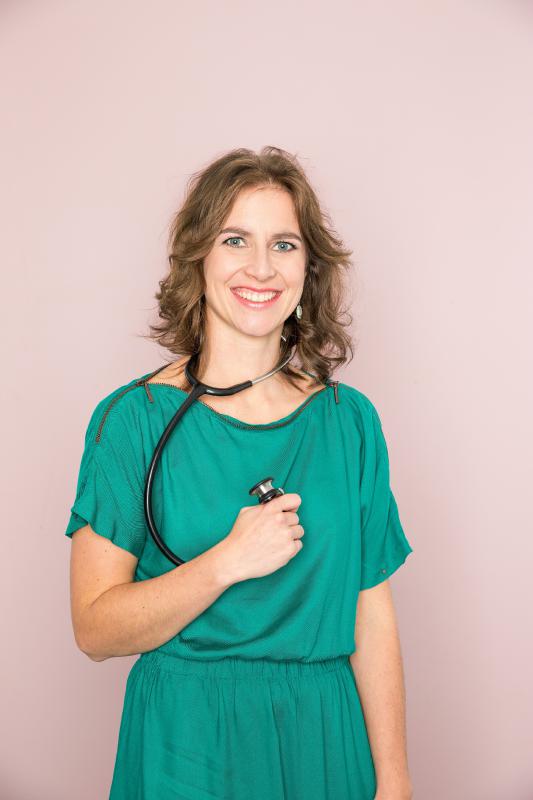 jonge vrouw met stethoscoop en groene jurk