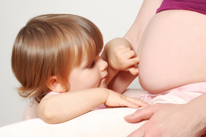 peuter bij buik mama