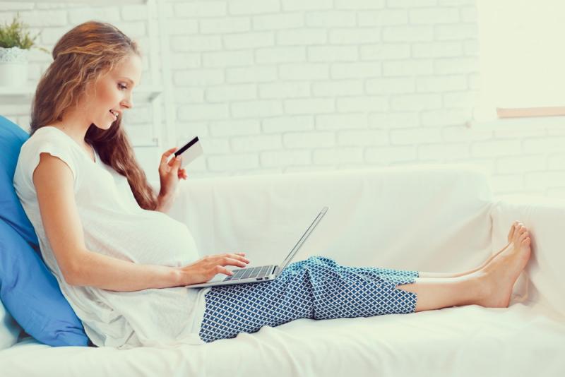 zwangere vrouw met laptop