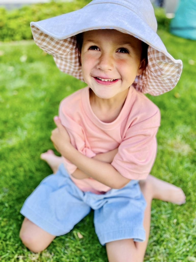 jongen met zomerhoedje